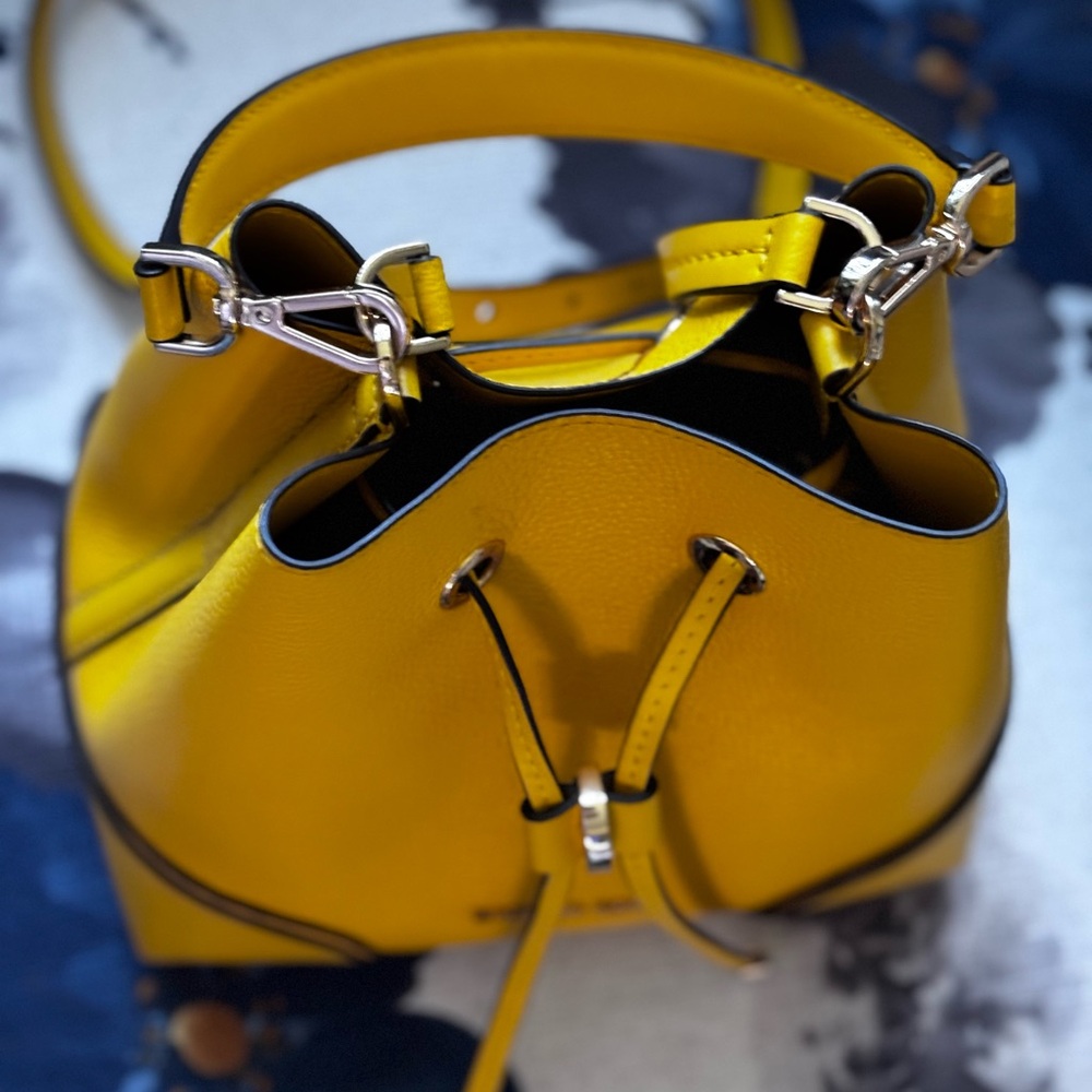 🌈MICHEAL KORS Vibrant Yellow Bucket Bag🥰🌈🌈🌈🌈🌈
